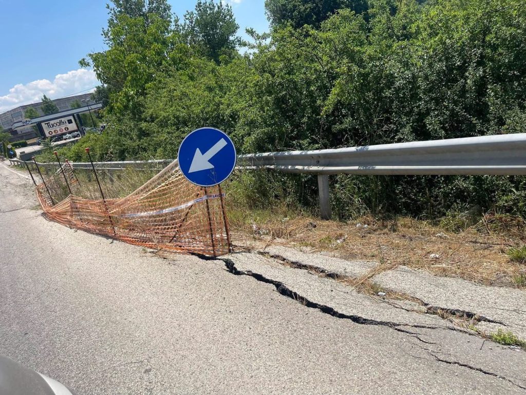 Grottaminarda, al via i lavori sulla SP 36: intervento sul tratto interessato dallo smottamento Grottaminarda, al via i lavori sulla SP 36: intervento sul tratto interessato dallo smottamento