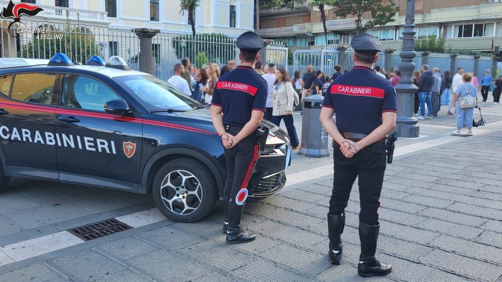 Irpinia, i Carabinieri davanti alle scuole per il ritorno in classe: «Sicurezza e legalità tutto l’anno»