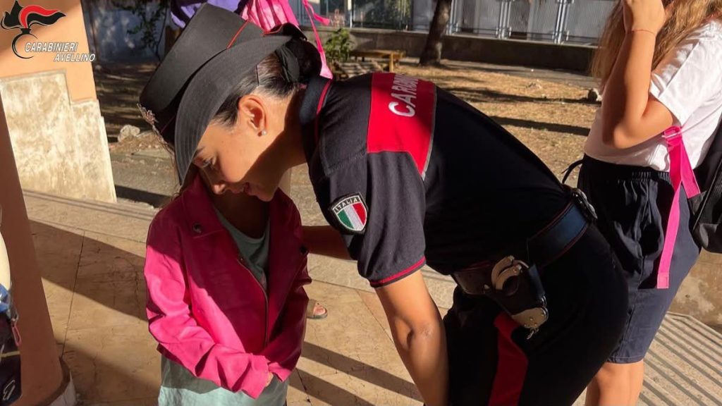 Irpinia, i Carabinieri davanti alle scuole per il ritorno in classe: «Sicurezza e legalità tutto l’anno»