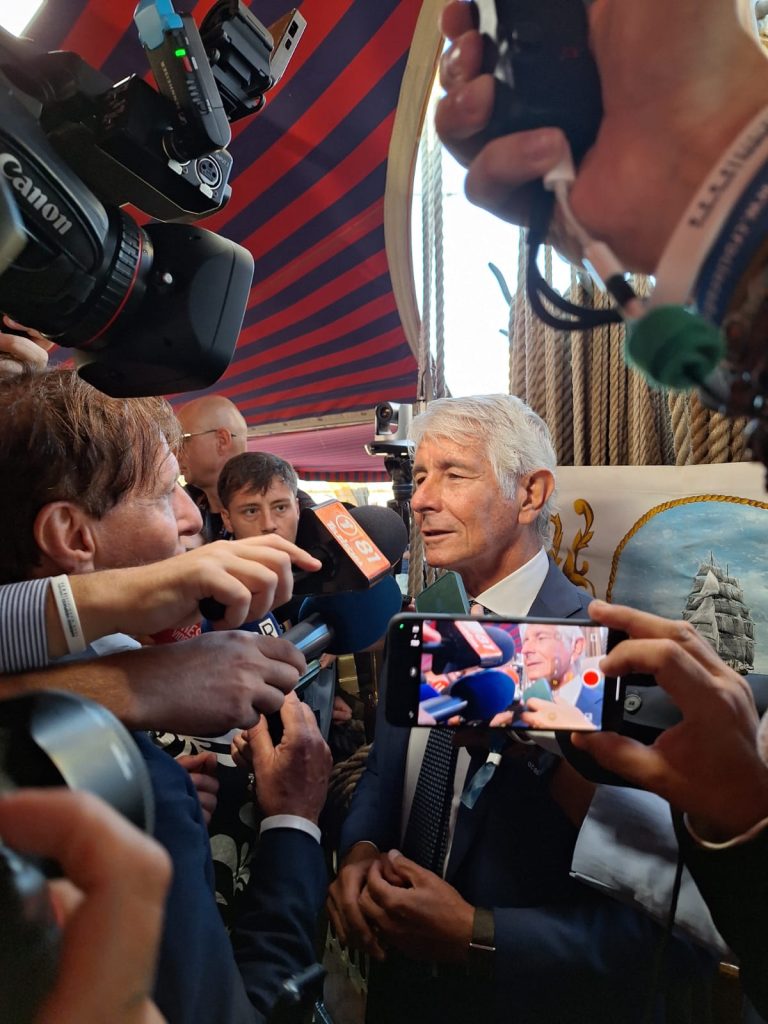 Amerigo Vespucci e America’s Cup: a Napoli l’incontro tra tradizione e innovazione. Amerigo Vespucci e America’s Cup: a Napoli l’incontro tra tradizione e innovazione.