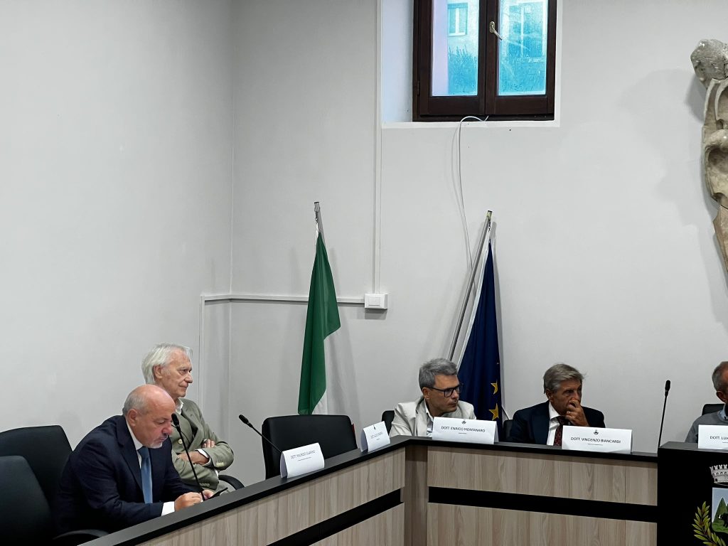 Avella, Luigi de Magistris presenta il suo ultimo libro al Palazzo Baronale Avella, Luigi de Magistris presenta il suo ultimo libro al Palazzo Baronale