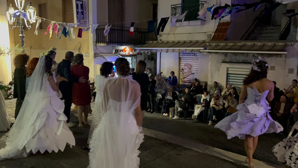 Avella, la cartapesta diventa moda con “Trame di carta e di seta” Avella, la cartapesta diventa moda con “Trame di carta e di seta”