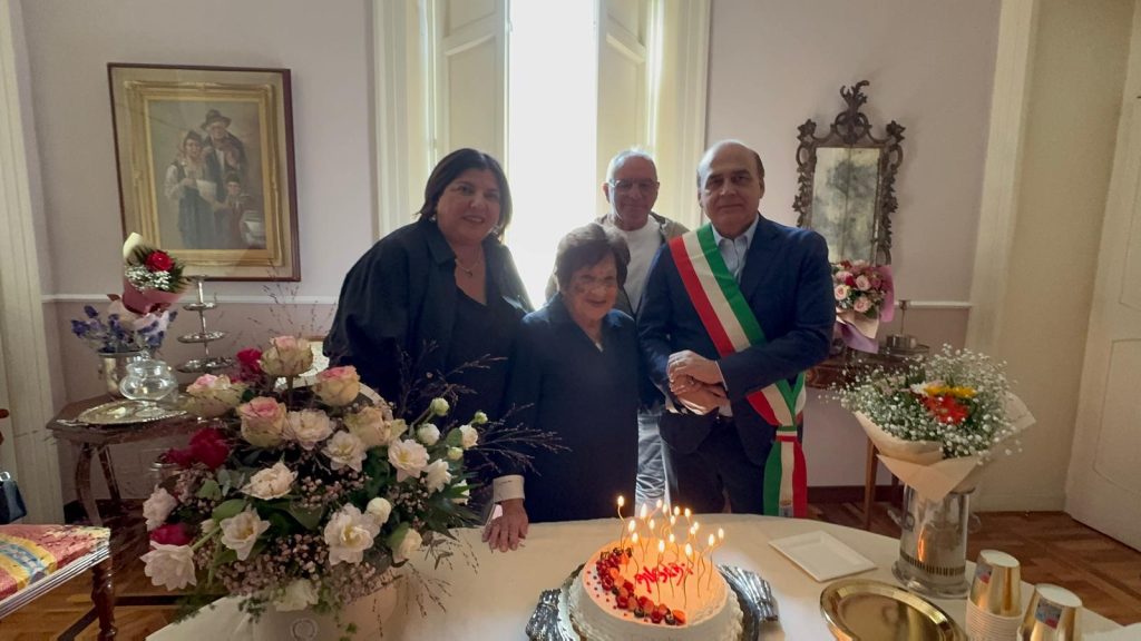 Mugnano del Cardinale festeggia i 100 anni di Giulia Tusei: un secolo di vita circondata dall’affetto della sua famiglia.(Foto)