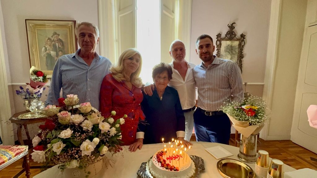 Mugnano del Cardinale festeggia i 100 anni di Giulia Tusei: un secolo di vita circondata dall’affetto della sua famiglia.(Foto)