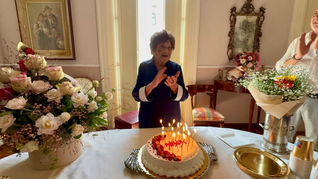 Mugnano del Cardinale festeggia i 100 anni di Giulia Tusei: un secolo di vita circondata dall’affetto della sua famiglia.(Foto)