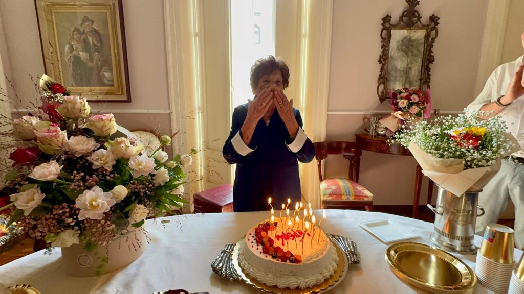 Mugnano del Cardinale festeggia i 100 anni di Giulia Tusei: un secolo di vita circondata dall’affetto della sua famiglia.(Foto)