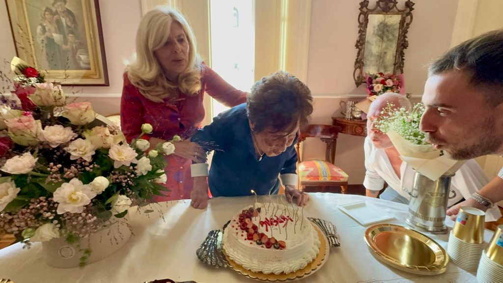 Mugnano del Cardinale festeggia i 100 anni di Giulia Tusei: un secolo di vita circondata dall’affetto della sua famiglia.(Foto)
