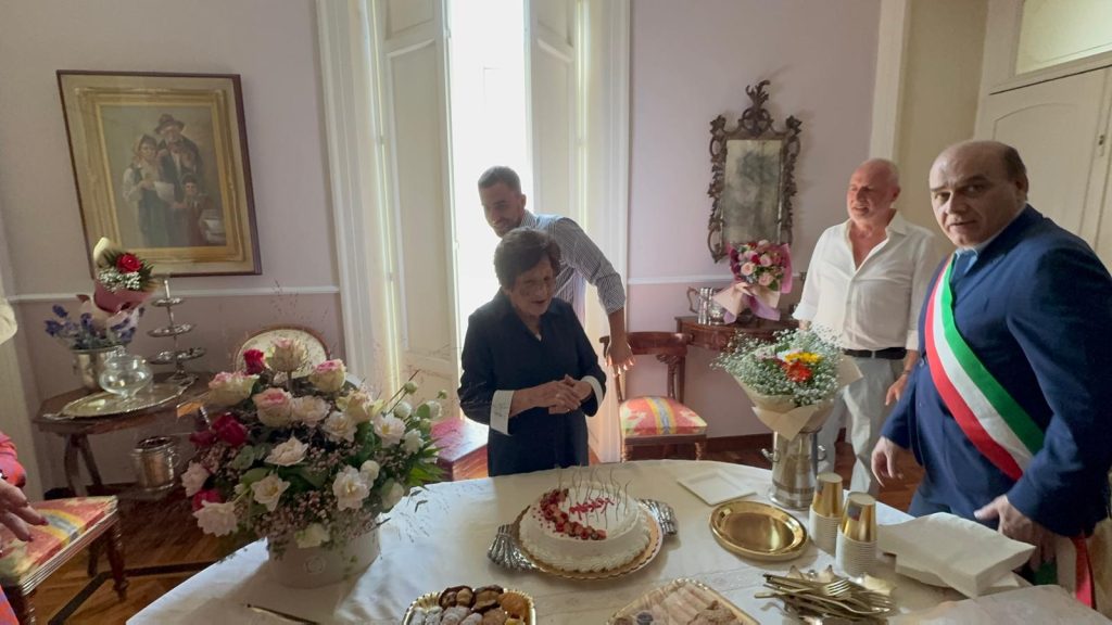 Mugnano del Cardinale festeggia i 100 anni di Giulia Tusei: un secolo di vita circondata dall’affetto della sua famiglia.(Foto)