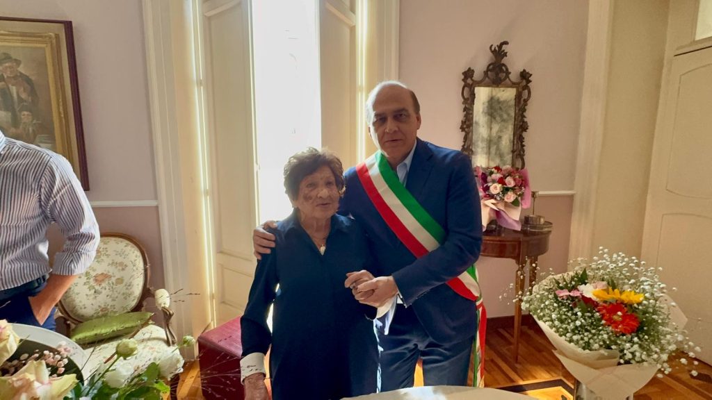 Mugnano del Cardinale festeggia i 100 anni di Giulia Tusei: un secolo di vita circondata dall’affetto della sua famiglia.(Foto)