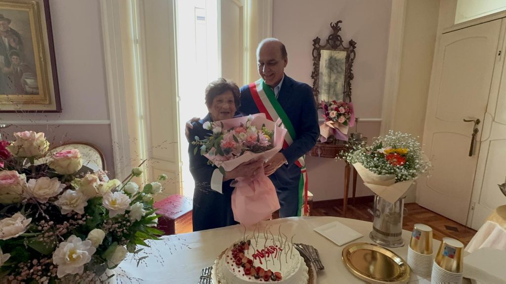 Mugnano del Cardinale festeggia i 100 anni di Giulia Tusei: un secolo di vita circondata dall’affetto della sua famiglia.(Foto)