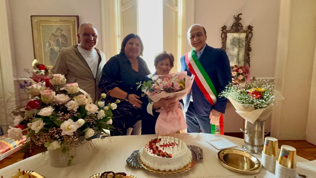 Mugnano del Cardinale festeggia i 100 anni di Giulia Tusei: un secolo di vita circondata dall’affetto della sua famiglia.(Foto)