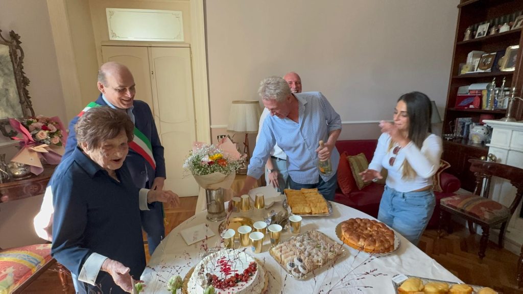 Mugnano del Cardinale festeggia i 100 anni di Giulia Tusei: un secolo di vita circondata dall’affetto della sua famiglia.(Foto)