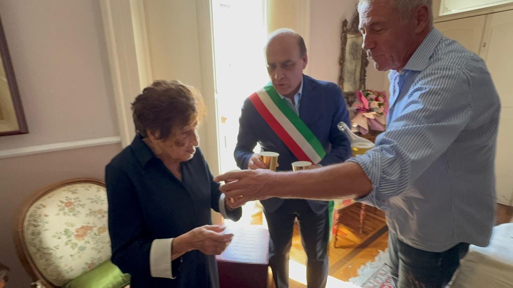 Mugnano del Cardinale festeggia i 100 anni di Giulia Tusei: un secolo di vita circondata dall’affetto della sua famiglia.(Foto)