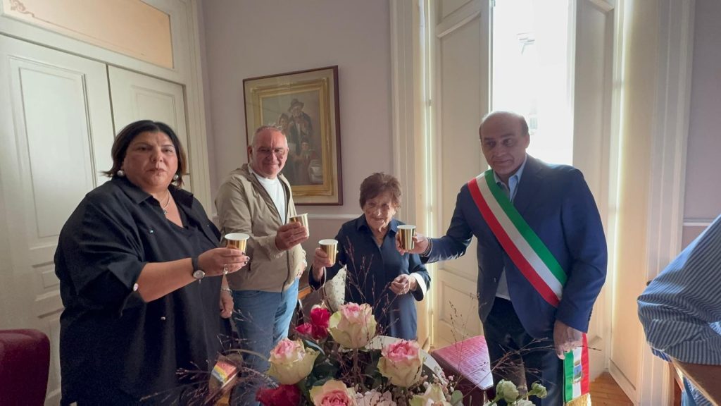 Mugnano del Cardinale festeggia i 100 anni di Giulia Tusei: un secolo di vita circondata dall’affetto della sua famiglia.(Foto)