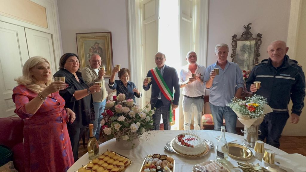 Mugnano del Cardinale festeggia i 100 anni di Giulia Tusei: un secolo di vita circondata dall’affetto della sua famiglia.(Foto)