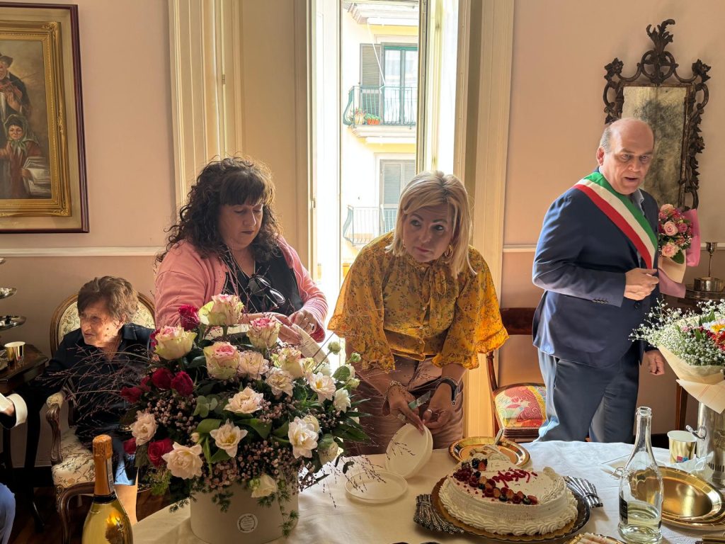 Mugnano del Cardinale festeggia i 100 anni di Giulia Tusei: un secolo di vita circondata dall’affetto della sua famiglia.(Foto)