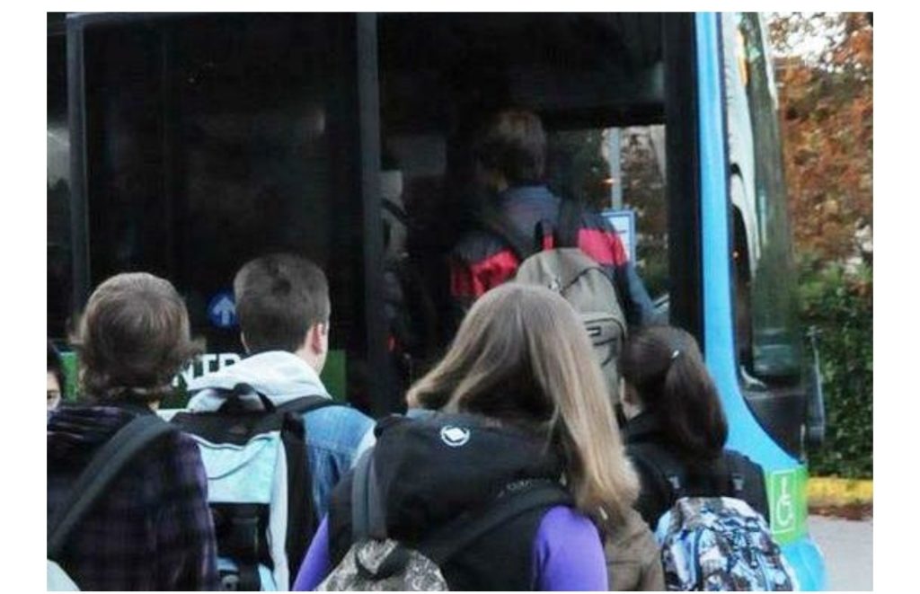 Forino ( AV): Disagio trasporti pubblici degli Studenti verso Avellino. Ragazzi e Genitori esasperati chiedono l intervento del Sindaco Olivieri e del Sindaco Pizza contro lo scandaloso disagio Forino ( AV): Disagio trasporti pubblici degli Studenti verso Avellino. Ragazzi e Genitori esasperati chiedono l intervento del Sindaco Olivieri e del Sindaco Pizza contro lo scandaloso disagio