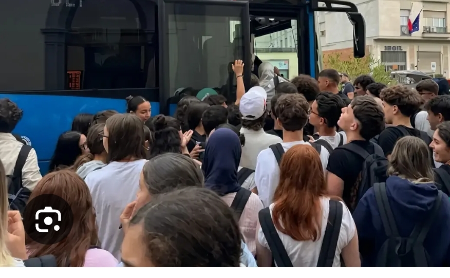 Forino ( AV): Disagio trasporti pubblici degli Studenti verso Avellino. Ragazzi e Genitori esasperati chiedono l intervento del Sindaco Olivieri e del Sindaco Pizza contro lo scandaloso disagio Forino ( AV): Disagio trasporti pubblici degli Studenti verso Avellino. Ragazzi e Genitori esasperati chiedono l intervento del Sindaco Olivieri e del Sindaco Pizza contro lo scandaloso disagio