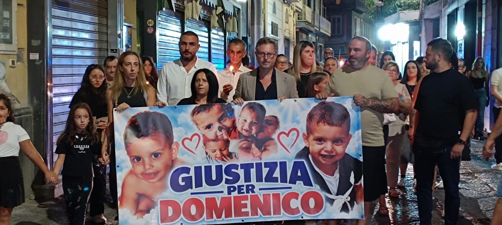Nola, fiaccolata per Domenico Caliendo. Vogliamo giustizia, si poteva salvare afferma la mamma. Borrelli (Avs): Accertare la verità, chi commette errori gravi deve rispondere davanti alla legge
