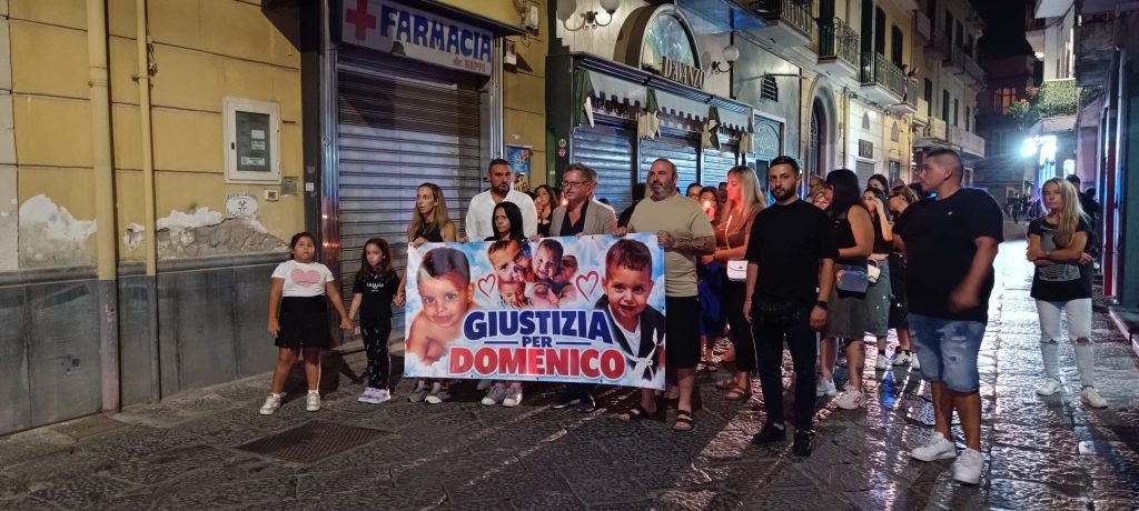 Nola, fiaccolata per Domenico Caliendo. Vogliamo giustizia, si poteva salvare afferma la mamma. Borrelli (Avs): Accertare la verità, chi commette errori gravi deve rispondere davanti alla legge