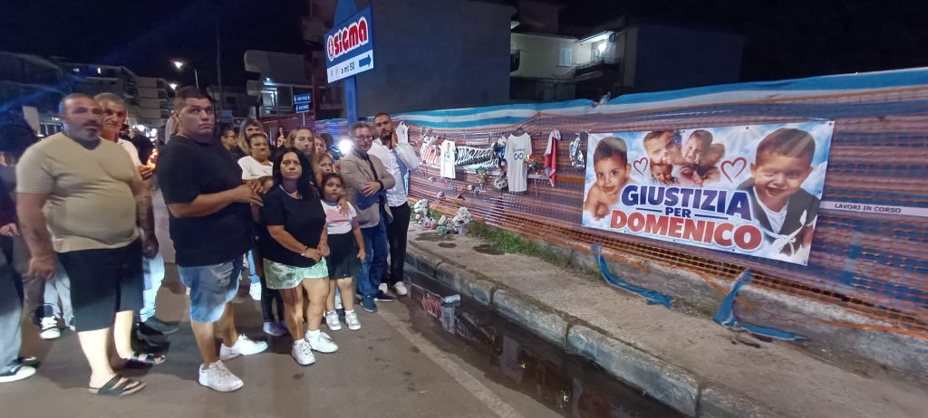 Nola, fiaccolata per Domenico Caliendo. Vogliamo giustizia, si poteva salvare afferma la mamma. Borrelli (Avs): Accertare la verità, chi commette errori gravi deve rispondere davanti alla legge Nola, fiaccolata per Domenico Caliendo. Vogliamo giustizia, si poteva salvare afferma la mamma. Borrelli (Avs): Accertare la verità, chi commette errori gravi deve rispondere davanti alla legge