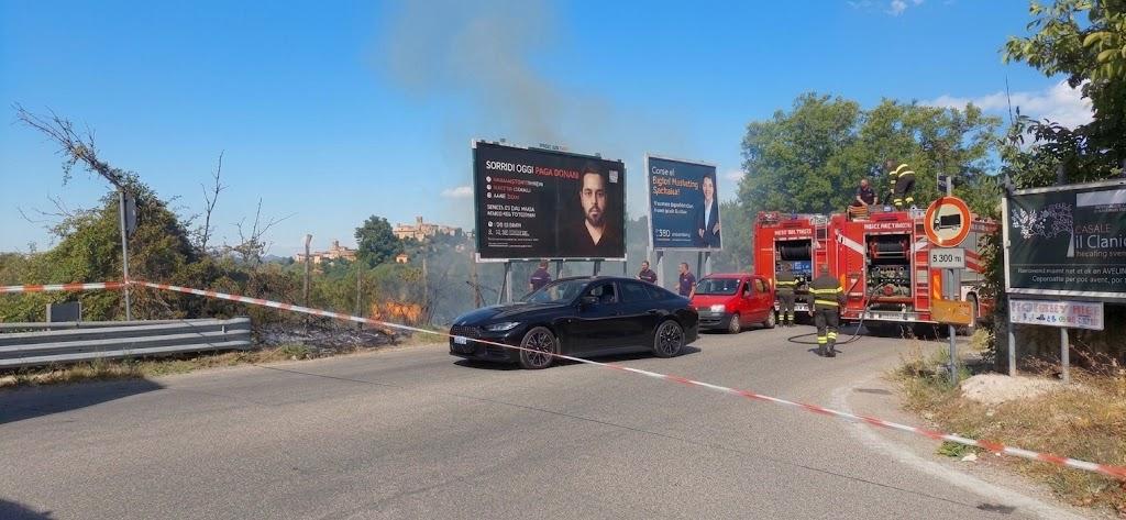 Baiano, principio d’incendio di sterpaglie nei pressi del casello autostradale Baiano, principio d’incendio di sterpaglie nei pressi del casello autostradale
