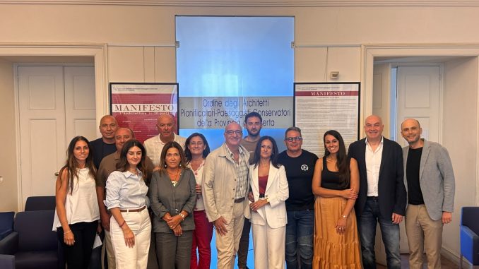 la presidente (in bianco) con il consiglio