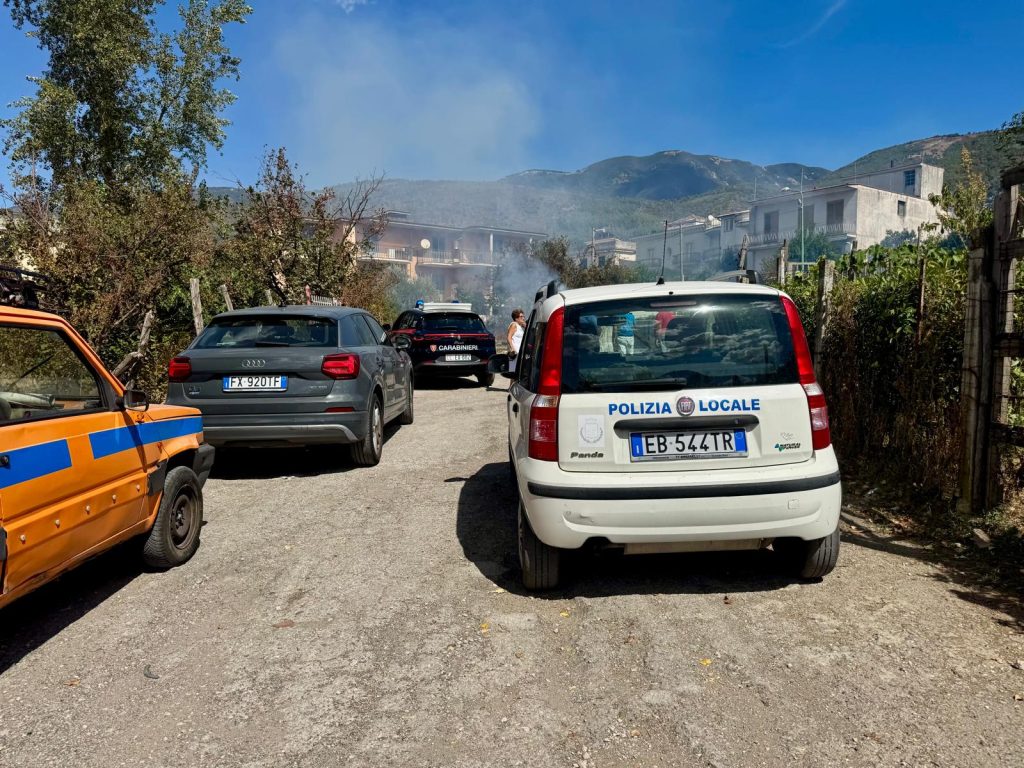 Mugnano del Cardinale, incendio al confine con Sirignano: tempestivo l’intervento dell’AIB.(Foto e video)