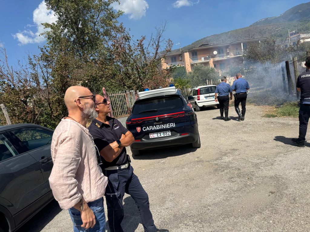 Mugnano del Cardinale, incendio al confine con Sirignano: tempestivo l’intervento dell’AIB.(Foto e video)