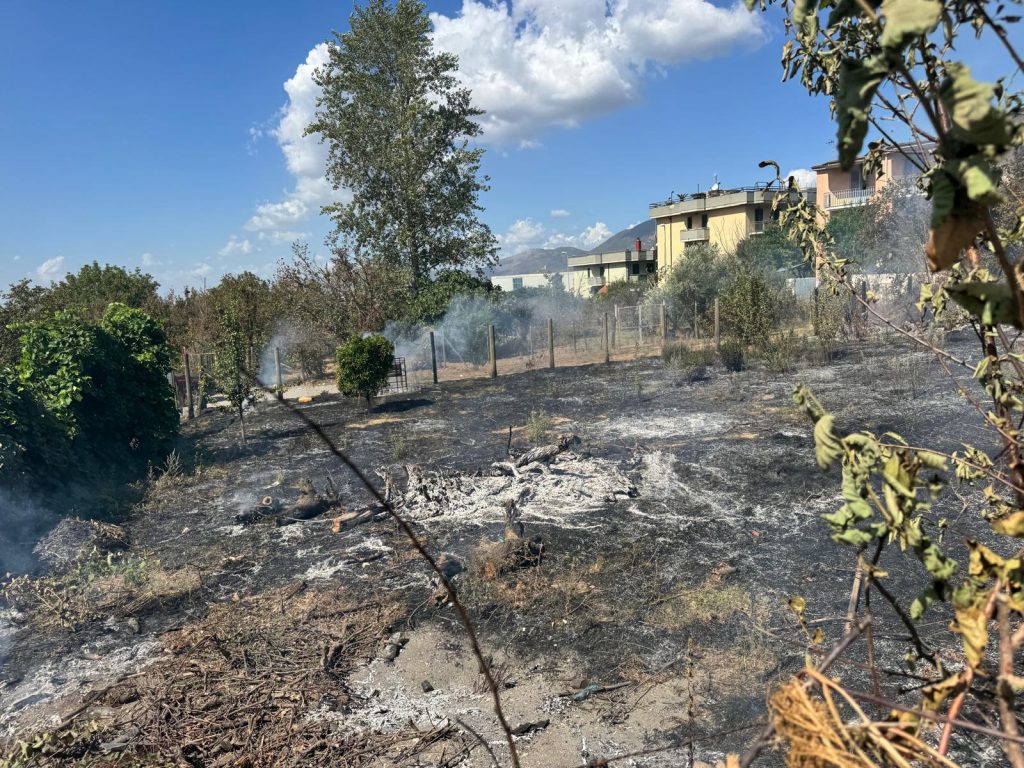 Mugnano del Cardinale, incendio al confine con Sirignano: tempestivo l’intervento dell’AIB.(Foto e video)