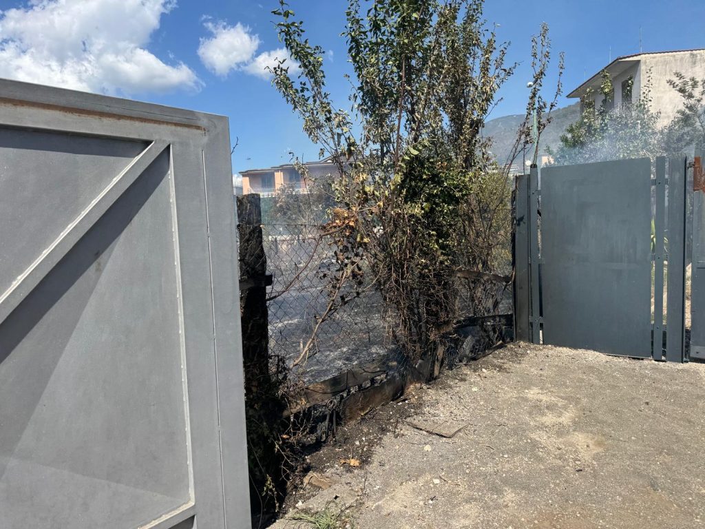 Mugnano del Cardinale, incendio al confine con Sirignano: tempestivo l’intervento dell’AIB.(Foto e video)