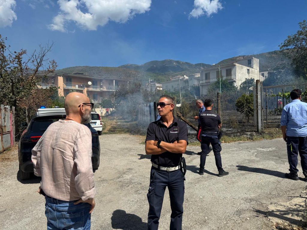 Mugnano del Cardinale, incendio al confine con Sirignano: tempestivo l’intervento dell’AIB.(Foto e video)