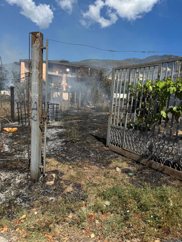 Mugnano del Cardinale, incendio al confine con Sirignano: tempestivo l’intervento dell’AIB.(Foto e video)