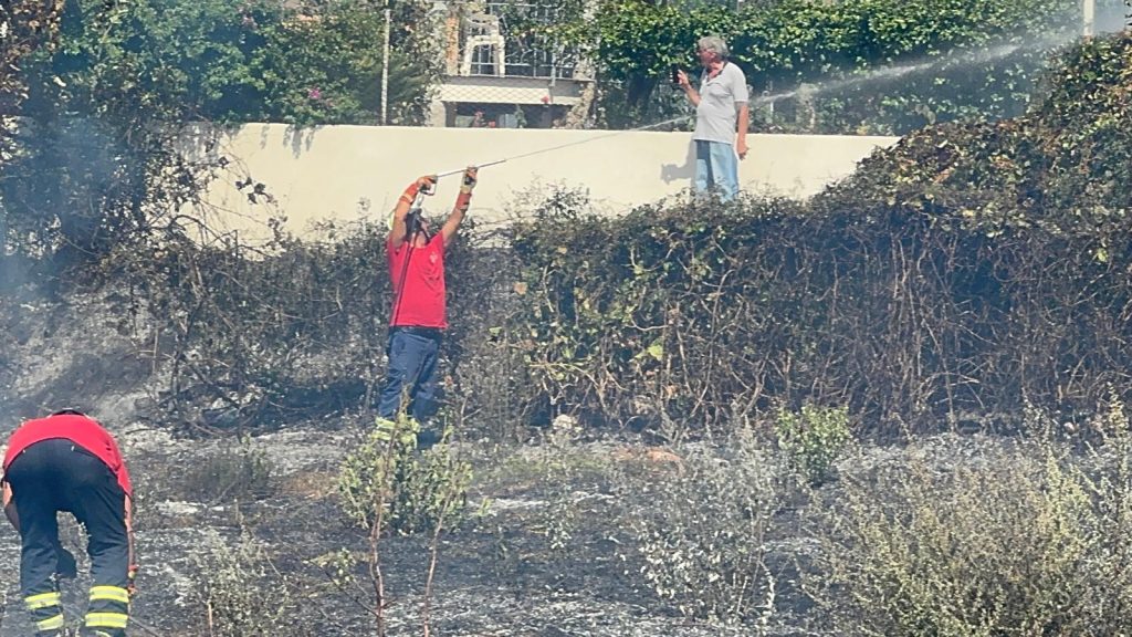 Mugnano del Cardinale, incendio al confine con Sirignano: tempestivo l’intervento dell’AIB.(Foto e video)
