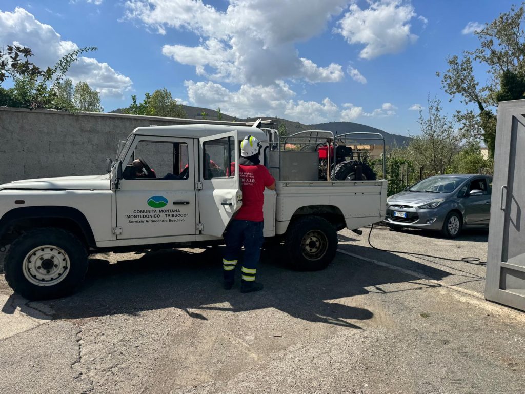 Mugnano del Cardinale, incendio al confine con Sirignano: tempestivo l’intervento dell’AIB.(Foto e video)