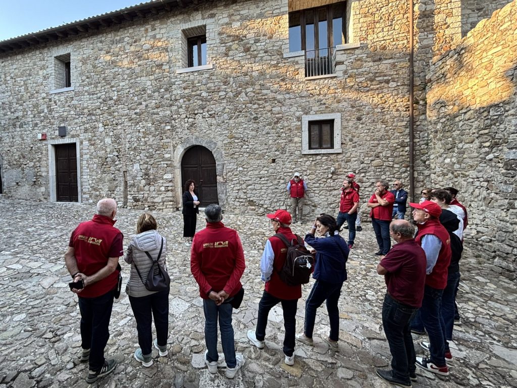 “Regina Viarum Hirpiniae”, auto classiche rosse lungo la Via Appia tra storia e paesaggi d’Irpinia “Regina Viarum Hirpiniae”, auto classiche rosse lungo la Via Appia tra storia e paesaggi d’Irpinia