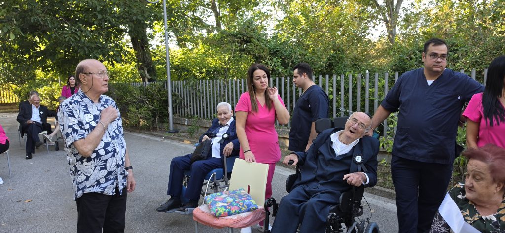 Sirignano, alla struttura Olimpia una Festa dei Nonni tra emozioni, sorrisi e tanto divertimento. Foto Sirignano, alla struttura Olimpia una Festa dei Nonni tra emozioni, sorrisi e tanto divertimento. Foto