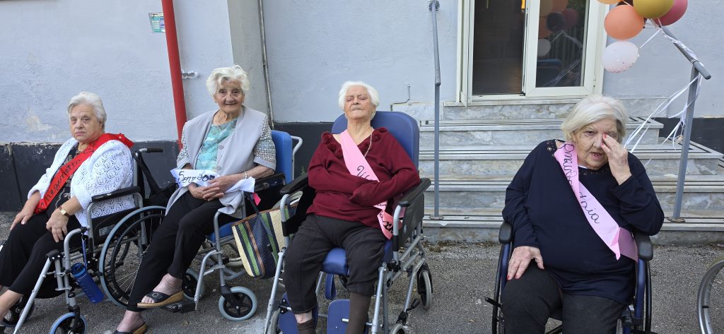 Sirignano, alla struttura Olimpia una Festa dei Nonni tra emozioni, sorrisi e tanto divertimento. Foto Sirignano, alla struttura Olimpia una Festa dei Nonni tra emozioni, sorrisi e tanto divertimento. Foto