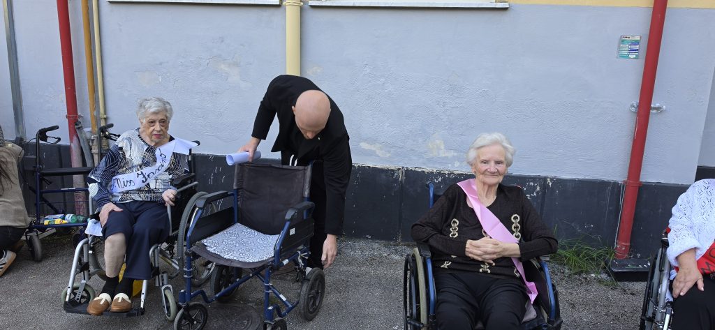 Sirignano, alla struttura Olimpia una Festa dei Nonni tra emozioni, sorrisi e tanto divertimento. Foto Sirignano, alla struttura Olimpia una Festa dei Nonni tra emozioni, sorrisi e tanto divertimento. Foto
