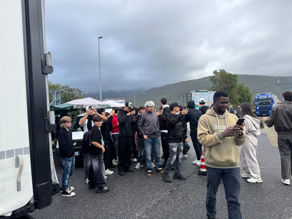 Mugnano del Cardinale, gli studenti del Liceo Pietro Colletta al fianco dei camionisti: protesta al casello di Baiano