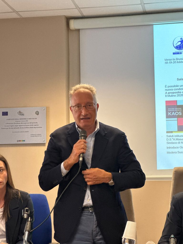 NOLA. Massimo Cacciari al Masullo Theti. Kaos Nomos, la dicotomia che attraversa la società robotizzata e dell’Ia NOLA. Massimo Cacciari al Masullo Theti. Kaos Nomos, la dicotomia che attraversa la società robotizzata e dell’Ia