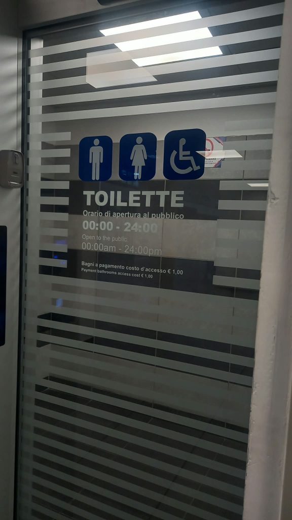 Avellino, un euro per andare in bagno all’autostazione: il Comitato Le Sette Contrade denuncia una tariffa eccessiva