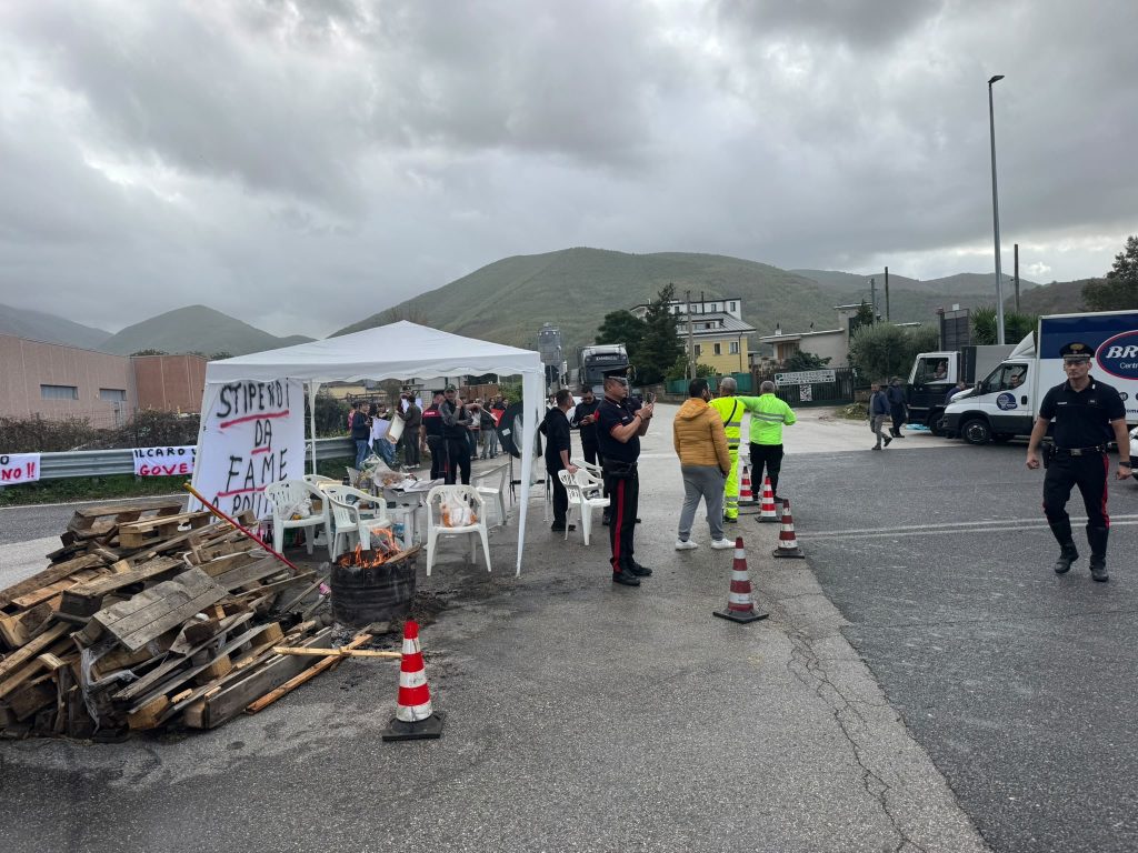 Mugnano del Cardinale, gli studenti del Liceo Pietro Colletta al fianco dei camionisti: protesta al casello di Baiano