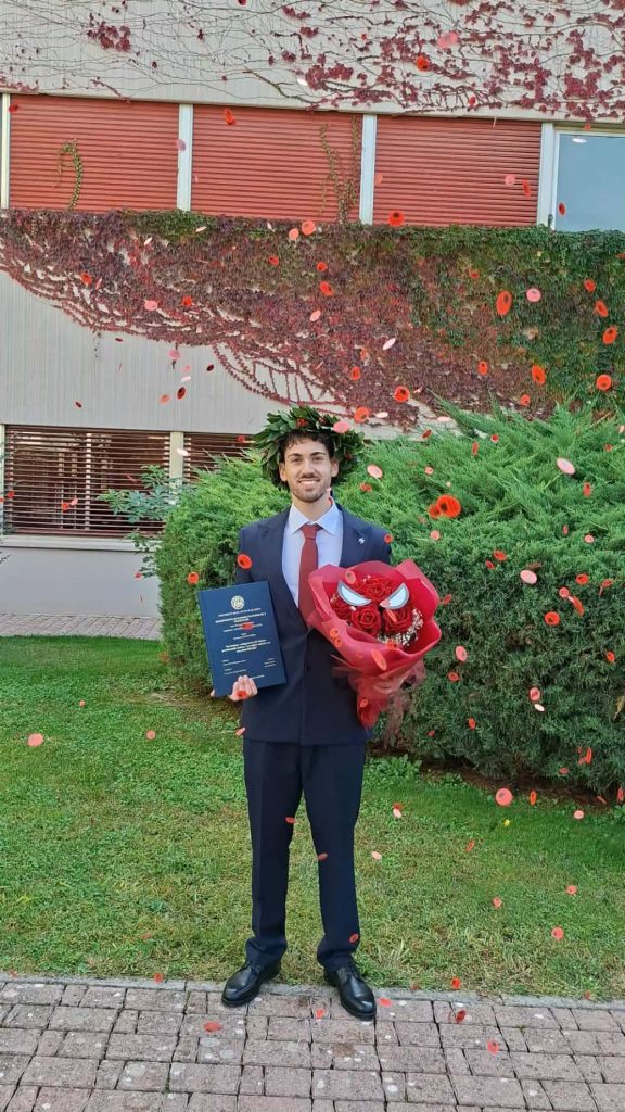 Quadrelle: laurea magistrale con 110 e lode in Economia, Governo e Amministrazione per Antonio Capuano Quadrelle: laurea magistrale con 110 e lode in Economia, Governo e Amministrazione per Antonio Capuano