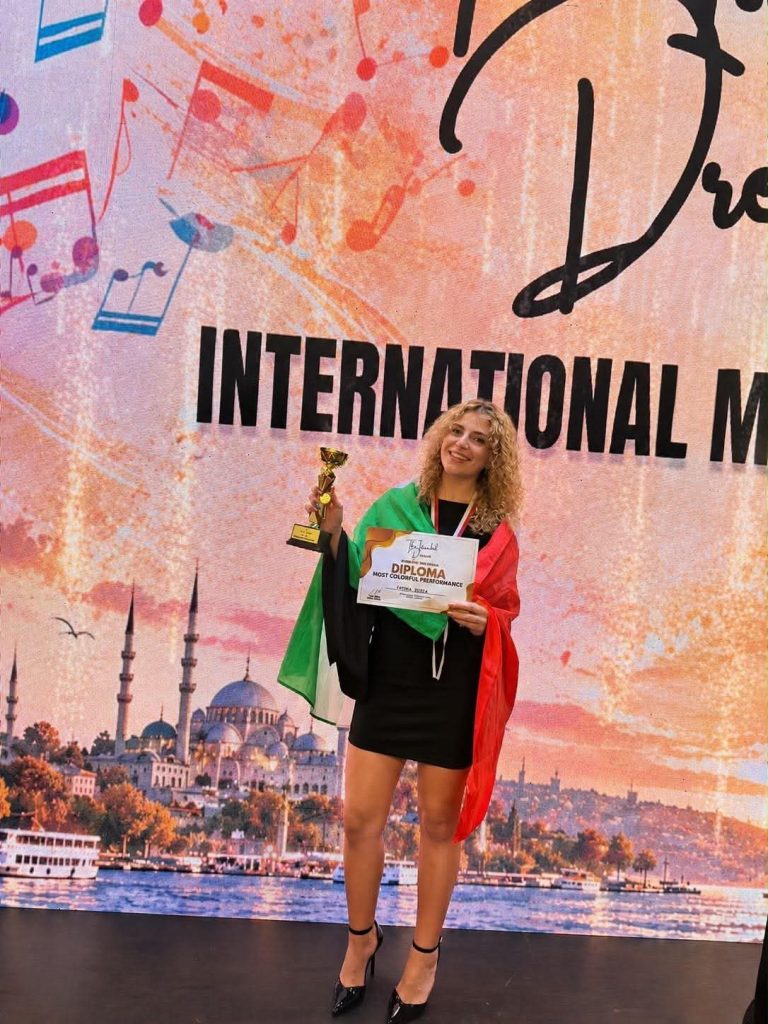 Da Avella a Istanbul, la cantante Fatima Rozza conquista il premio “Most Colorful Performance”