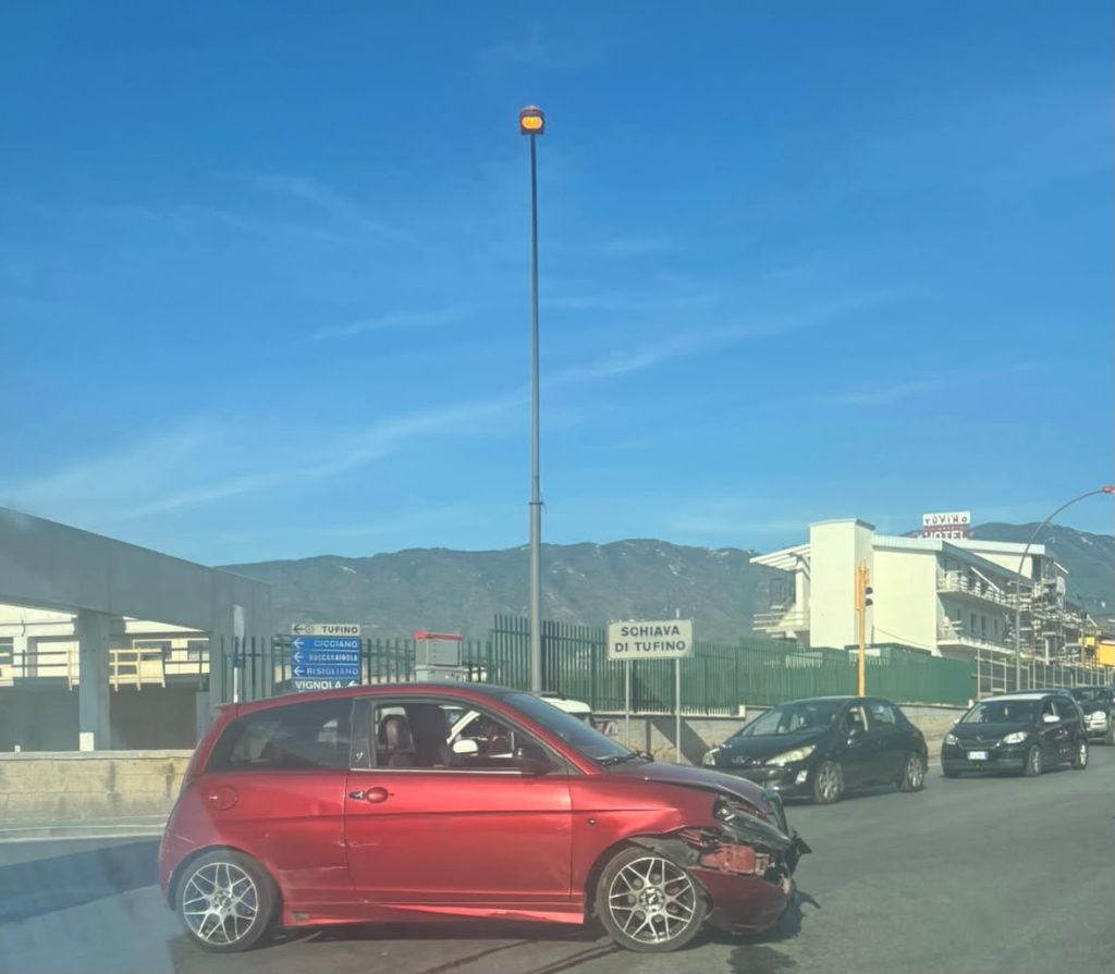 TUFINO. Incidente sulla Nazionale delle Puglie, scontro tra due veicoli all’incrocio per Comiziano