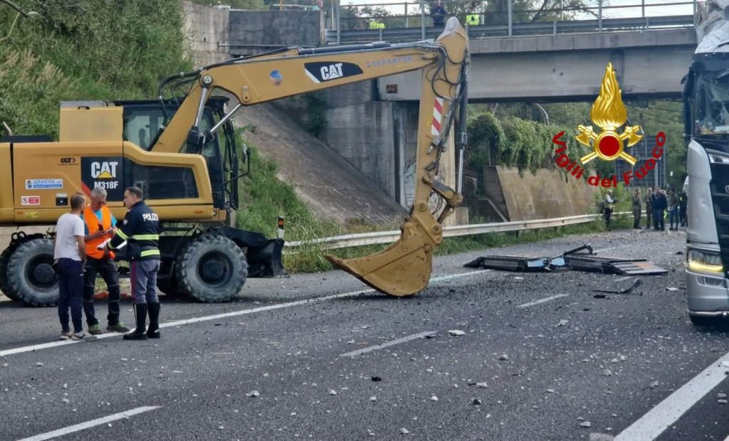 Incidente sul raccordo Salerno–Avellino, aggiornamento: chiuse entrambe le carreggiate Incidente sul raccordo Salerno–Avellino, aggiornamento: chiuse entrambe le carreggiate