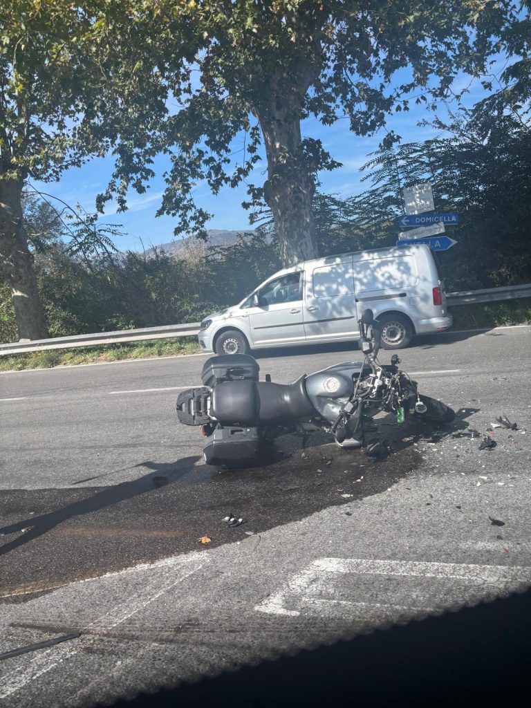Incidente sulla Statale 7 bis a Casamarciano: scontro tra moto e furgone, ferito il motociclista Incidente sulla Statale 7 bis a Casamarciano: scontro tra moto e furgone, ferito il motociclista