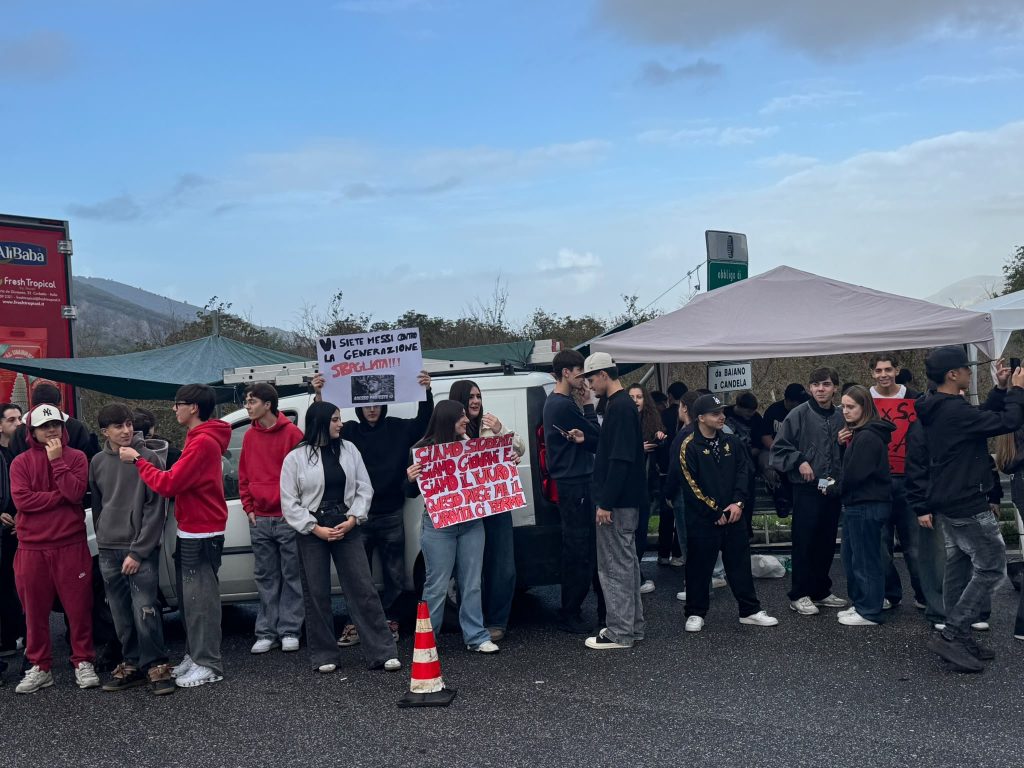 Mugnano del Cardinale, gli studenti del Liceo Pietro Colletta al fianco dei camionisti: protesta al casello di Baiano