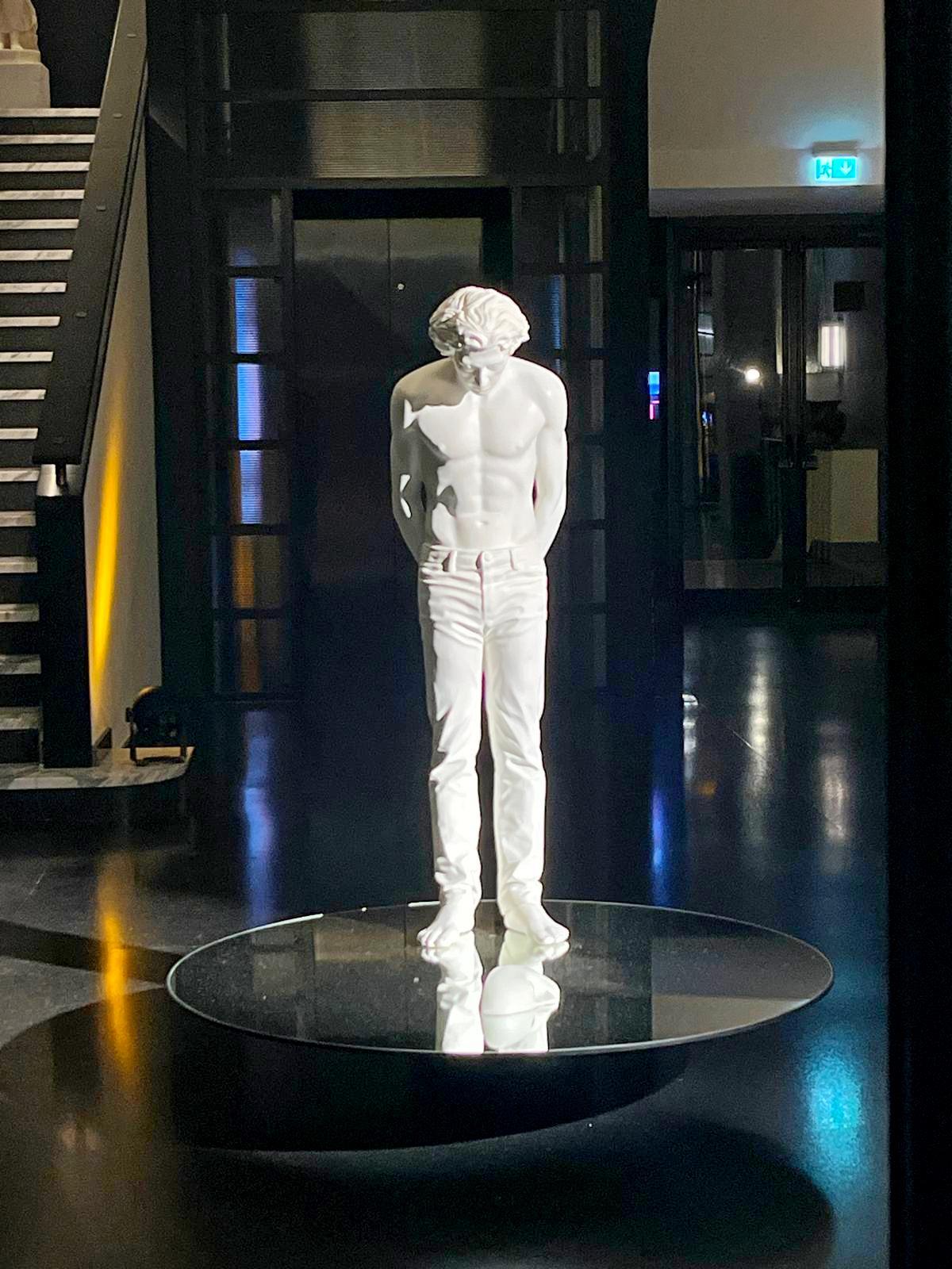 Pompei, il mito di Narciso si riflette nel presente Così Nello Petrucci interroga l'identità contemporanea - binews.it